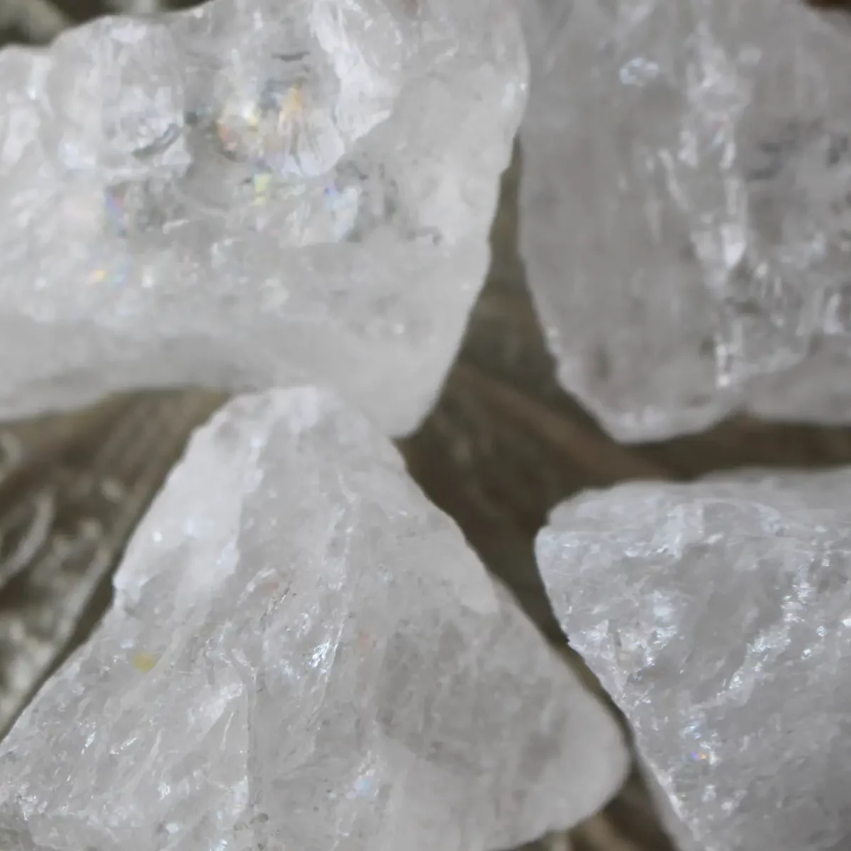 pierres précieuses blanches et transparentes
